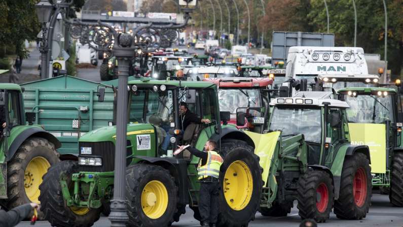 farmers protest Germany: ਭਾਰਤ ਮਗਰੋਂ ਹੁਣ ਜਰਮਨੀ ਵਿੱਚ ਕਿਸਾਨ ਵਲੋਂ ਪ੍ਰਦਰਸ਼ਨ, ਟਰੈਕਟਰ ਰੈਲੀ ਕਰ ਇਸ ਗੱਲ ਦਾ ਕਰ ਰਹੇ ਵਿਰੋਧ