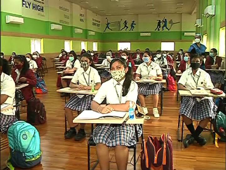 এত সাবধানতার মধ্যেও স্কুলে ফিরতে পেরে খুশি পড়ুয়ারা।  বেসরকারি ফিউচচার ফাউন্ডেশন স্কুল থেকে শুরু করে সরকারি সংস্কৃত কলিজিয়েট স্কুল, দেশপ্রিয় বালিকা বিদ্যামন্দিরের, বেহালা গার্লস হাইস্কুলের মতো অনেক স্কুলেই পড়ুয়াদের শিফট ভাগ করা ক্লাস করানো হয়।