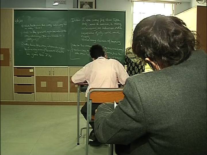 কেষ্টপুরের দেশপ্রিয় বালিকা বিদ্যামন্দিরে আবার পড়ুয়াদের স্কুলে ঢুকতে হয় স্যানিটাইজ করার টানেলের মধ্যে দিয়ে। এরই মধ্যে কোনও স্কুলে দেখা গেল আইসোলেশন রুম। অধিকাংশ স্কুলেই প্রার্থনা হল ক্লাসের মধ্যে। সমবেতভাবে প্রার্থনা হলে গিয়ে নয়।