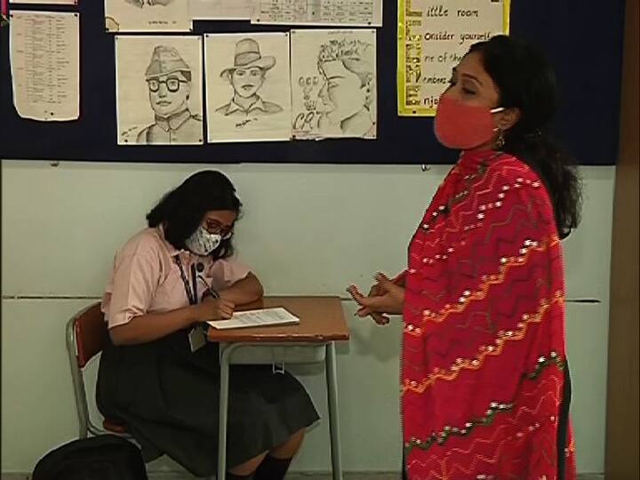 কোথাও টিফিনের মেনু বদল। কোথাও আইসোলেশন রুমের ব্যবস্থা। কোথাও আবার দুটি শিফটে ক্লাস।  ১১ মাস পর স্কুলে ফিরল পড়ুযারা।