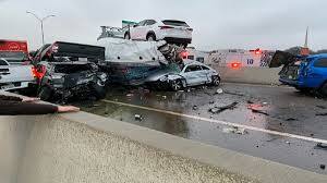 ਜਾਣਕਾਰੀ ਮੁਤਾਬਕ ਜਦੋਂ ਸਥਾਨਕ ਲੋਕ ਮੌਕੇ ‘ਤੇ ਪਹੁੰਚੇ ਤਾਂ ਹਾਦਸੇ ਦੇ ਪੀੜਤਾਂ ਨੂੰ ਮਦਦ ਦੇਣਾ ਉਨ੍ਹਾਂ ਦੀ ਸਮਰੱਥਾ ਤੋਂ ਬਾਹਰ ਸੀ। ਤਿਲਕਣ ਇੰਨੀ ਜ਼ਿਆਦਾ ਸੀ ਕਿ ਉਹ ਲੋਕਾਂ ਨੂੰ ਬਾਹਰ ਨਹੀਂ ਕੱਢ ਪਾ ਰਹੇ ਸੀ।