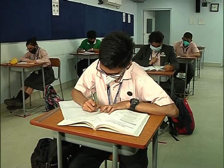 রকারি বিধি মেনে স্কুলে সবসময় মুখে মাস্ক পড়ুয়াদের। স্যানিটাইজার সহ করোনা মোকাবিলায় যাবতীয় প্রস্তুতি প্রতিটি স্কুলে। হিন্দু স্কুলে কোভিড কিট দেওয়া হয় পড়ুয়াদের। হিন্দু স্কুলের প্রধান শিক্ষক শুভ্রজিৎ দত্তের কথায়, ‘‘কোভিড কিট দেওয়া হয়। অভিভাবকদের সঙ্গে করোনা বিধি নিয়ে  আলোচনা করা হয়েছে।’’