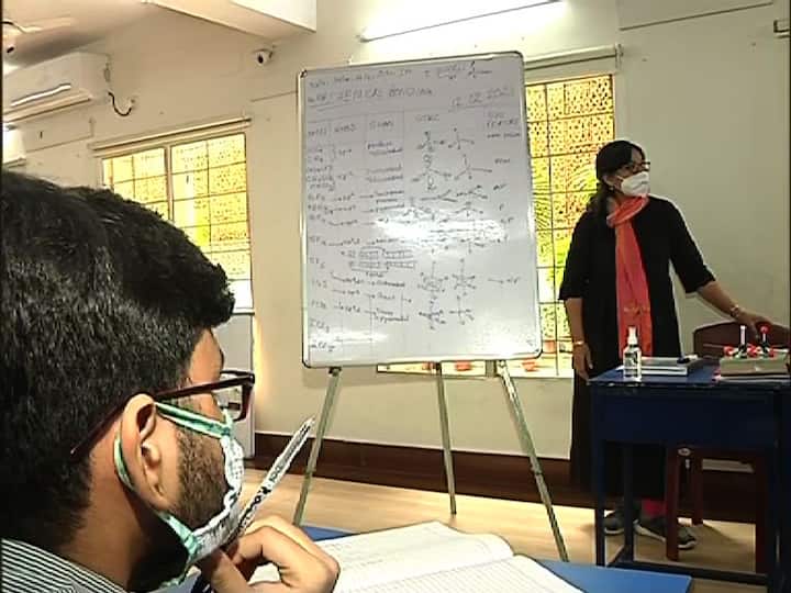 জেলাতেও একই ছবি। রায়গঞ্জ করোনেশন হাইস্কুল, মালদা জেলা স্কুল, বাঁকুড়া জেলা স্কুল, হাওড়ার শ্রীরামকৃষ্ণ শিক্ষালয়, পুরুলিয়া জেলা স্কুলে সর্বত্রই একই ছবি এদিন লক্ষ্য করা গিয়েছে ৷