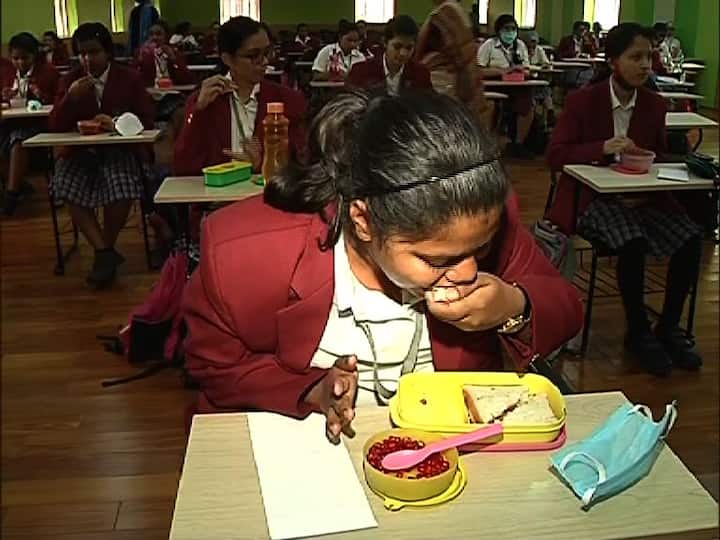 প্রায় এক বছর পর স্কুল খুললেও উধাও সেই চেনা ছবি। করোনার বিরুদ্ধে লড়াই জারি রাখতে বদলে গিয়েছে সেই চেনা পরিবেশ।জারি হয়েছে একগুচ্ছ নির্দেশিকা। গড়িয়াহাটের বালিগঞ্জ শিক্ষা সদনে দেখা গেল, টিফিনের মেনুও ঠিক করে দিয়েছে স্কুল কর্তৃপক্ষ। পড়ুয়ার পাতে তাই শুকনো খাবার।