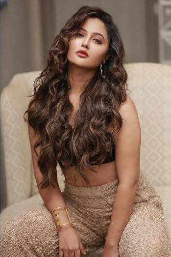 ਰਸ਼ਮੀ ਦੀ ਇਹ ਤਸਵੀਰ ਬਹੁਤ ਪੁਰਾਣੀ ਹੈ। ਇਸ ਵਿਚ ਉਨ੍ਹਾਂ ਨੂੰ ਪਛਾਣਨਾ ਵੀ ਮੁਸ਼ਕਲ ਹੈ। ਇਹ ਉਸ ਸਮੇਂ ਦੀ ਤਸਵੀਰ ਹੈ ਜਦੋਂ ਉਸਨੇ ਅਦਾਕਾਰੀ ਨੂੰ ਕੈਰੀਅਰ ਬਣਾਉਣ ਲਈ ਪੜ੍ਹਾਈ ਛੱਡਣ ਬਾਰੇ ਸੋਚਿਆ ਸੀ।