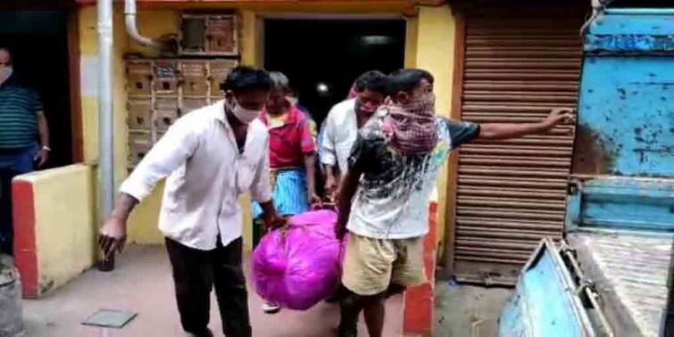 brother sister found dead inside the housing complex  near Dumdum,  death for financial crises গোরাবাজারে বাড়িতে ঝুলন্ত অবস্থায় উদ্ধার বোনের দেহ, মেঝেতে পড়ে ভাই!