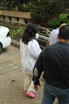 PICS | Kareena Kapoor Khan Clicked Outside Her Residence Ahead Of Her Due Date