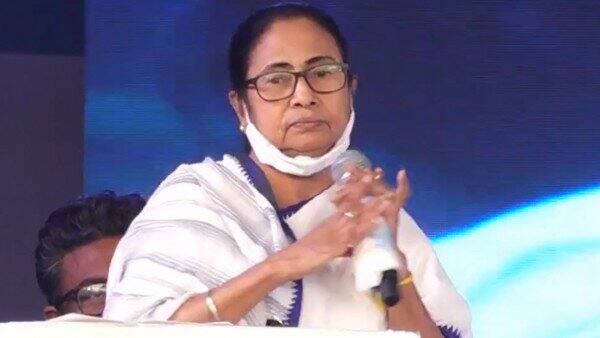 দিদির দূত অ্যাপে ইউজাররা সরাসরি দিদির সঙ্গে লাইভে যোগাযোগ করতে পারবেন। ভিডিও কনফারেন্সের মাধ্যমে সরাসরি কথা বলা যাবে দিদির সঙ্গে। ইতিমধ্যেই লক্ষাধিক মানুষ এই অ্যাপ ডাউনলোড করে ফেলেছেন ৷ তৃণমূল কংগ্রেসের পক্ষ থেকে জানানো হয়েছে ৷
