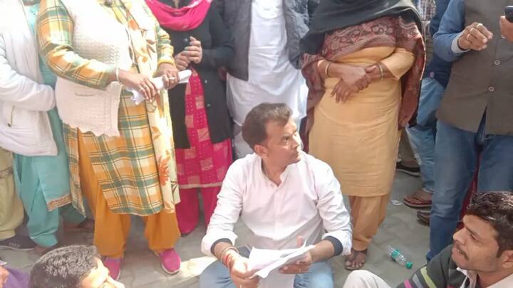 ਬਠਿੰਡਾ ਦੇ ਵਾਰਡ ਨੰਬਰ 43 ਵਿੱਚ ਬੂਥ ਦੇ ਬਾਹਰ ਕੁਝ ਲੋਕਾਂ ਦੇ ਹੱਥੋਪਾਈ ਹੋਣੀ ਦਾ ਮਾਮਲਾ ਸਾਹਮਣੇ ਆਇਆ ਹੈ।