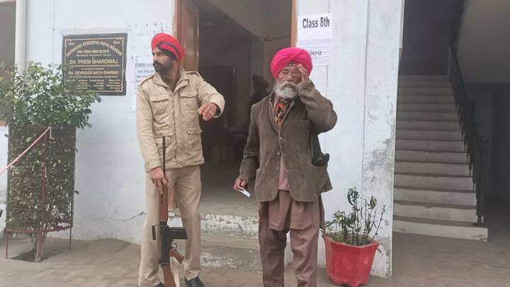 ਵੋਟਿੰਗ ਸਵੇਰੇ ਅੱਠ ਵਜੇ ਸ਼ੁਰੂ ਹੋਈ ਤੇ ਸ਼ਾਮ ਚਾਰ ਵਜੇ ਤੱਕ ਜਾਰੀ ਰਹੇਗੀ।ਅੱਠ ਨਗਰ ਨਿਗਮਾਂ, 109 ਨਗਰ ਕੌਂਸਲਾਂ ਤੇ ਨਗਰ ਪੰਚਾਇਤਾਂ ਦੀਆਂ 2,302 ਵਾਰਡਾਂ ਦੀਆਂ ਚੋਣਾਂ ਲਈ ਕੁੱਲ 9,222 ਉਮੀਦਵਾਰ ਮੈਦਾਨ ਵਿੱਚ ਹਨ। ਤਾਜ਼ਾ ਜਾਣਕਾਰੀ ਮੁਤਾਬਿਕ ਹੁਣ ਤੱਕ ਤਕਰੀਬਨ ਸਾਰੀ ਜਗ੍ਹਾਂ ਵੋਟਿੰਗ ਸ਼ੁਰੂ ਹੋ ਚੁੱਕੀ ਹੈ।