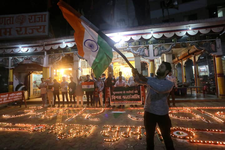 On the eve of the Pulwama attack second anniversary, Sewa Sankalp Yuva Sanghthan activists in Bhopal lit lamps to pay tribute to martyred CRPF personnel. (Photo/PTI)