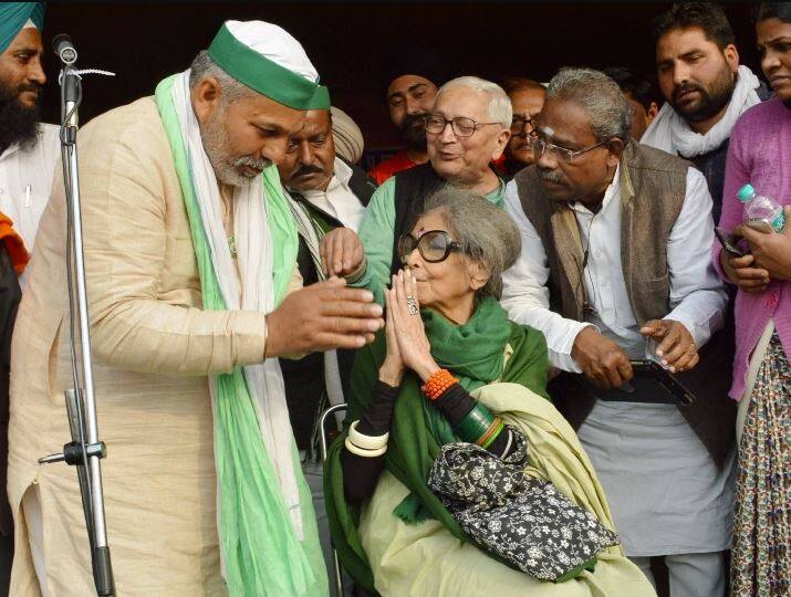 Mahatma Gandhi's granddaughter, who reached Ghazipur border, said such an illiterate person had never come before ਗਾਜ਼ੀਪੁਰ ਬਾਰਡਰ ਪਹੁੰਚੀ ਮਹਾਤਮਾ ਗਾਂਧੀ ਦੀ ਪੋਤੀ, ਕਿਹਾ, ਅਜਿਹਾ ਅਨਪੜ੍ਹ ਵਿਅਕਤੀ ਪਹਿਲਾਂ ਕਦੇ ਨਹੀਂ ਆਇਆ