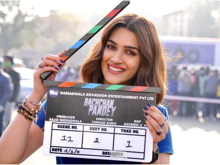 ‘গণপত’ ছাড়াও কৃতীর হাতে ‘মিমি’, ‘বচ্চন পাণ্ডে’-র মতো ছবি আছে। ‘বচ্চন পাণ্ডে’ ছবিতে কৃতীর সঙ্গে অভিনয় করছেন অক্ষয় কুমার ও জ্যাকলি ফার্নান্ডেজ। ছবিটি ২০২২-এর ২৬ জানুয়ারি মুক্তি পাবে।