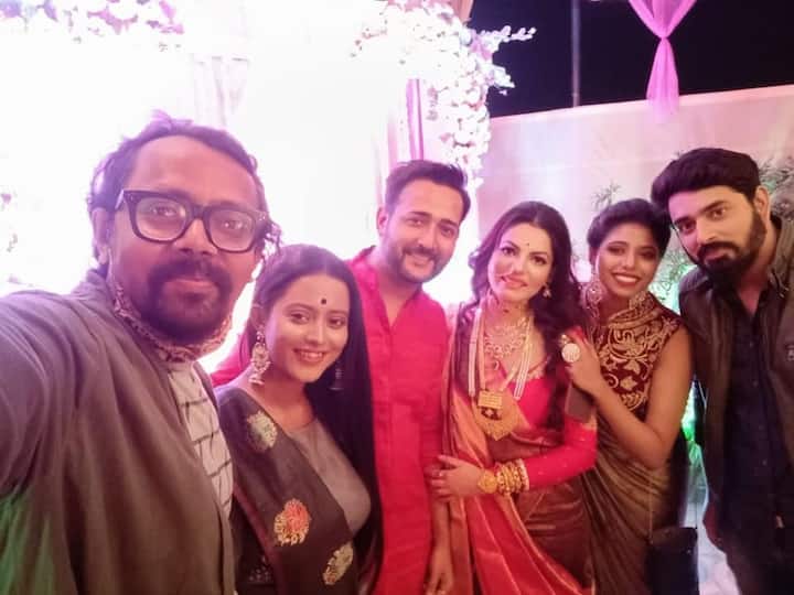 টেলি জগতের অত্যন্ত পরিচিত মুখ দুজনে। বহু বছর ধরে দর্শকদের মন জয় করে আসছেন। ১৪ ফেব্রুয়ারি ভালবাসার দিন। আর এদিনই চার হাত এক হল।