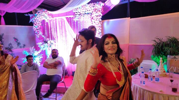 এদিন বিয়ে শেষে নাচের তালে মাতেন নব দম্পতি। তাঁদের সঙ্গে পা মেলান বন্ধুরাও। ছবি সৌজন্যে- ফেসবুক