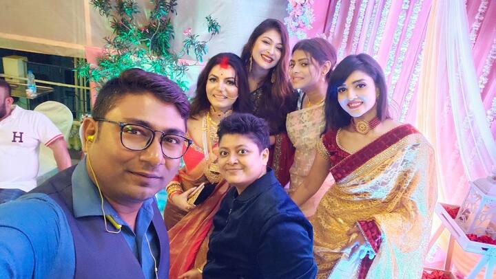ঘরোয়া অনুষ্ঠানের মাধ্যমে দুই পরিবার ও কাছের মানুষদের উপস্থিতিতে বিয়ে সারলেন ইন্দ্রনীল-সায়ন্তনী। উপস্থিত ছিলেন টলিউডের একঝাঁক তারকা।