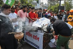 LPG Price Hike: Congress Targets Centre With Cylinders Atop Briefing Table