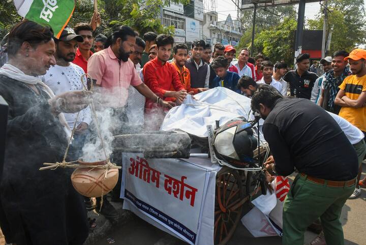 On Monday, the Congress targeted Central government by holding a press conference on the sharp rise in prices of petrol-diesel and LPG in the country. During the presser, Congress leader Supriya Shrinate hoisted two empty cylinders atop the briefing table.