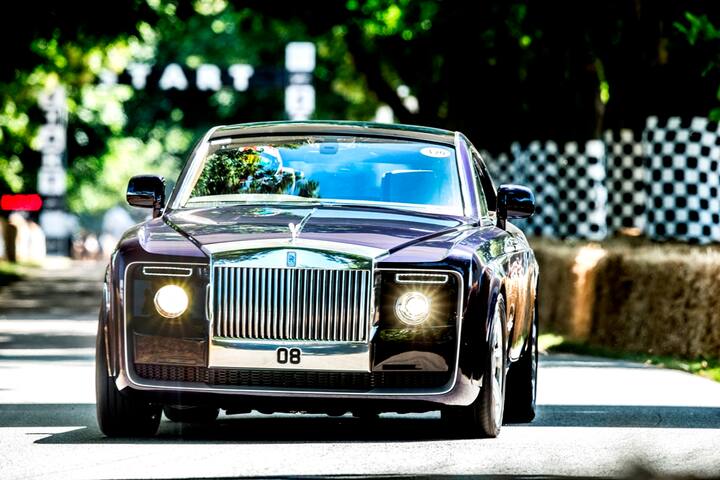 Rolls Royce Sweptail: ਰੌਲਸ ਰਾਇਸ ਦੀ ਇਹ ਕਾਰ ਦੁਨੀਆ ਵਿੱਚ ਤੀਜੀ ਸਭ ਤੋਂ ਮਹਿੰਗੀ ਕਾਰ ਹੈ। ਇਸ ਦੀ ਕੀਮਤ 92 ਕਰੋੜ ਰੁਪਏ ਹੈ। ਇਸ ਕਾਰ ਦਾ ਡਿਜ਼ਾਇਨ ਤਿਆਰ ਕਰਨ ਵਿੱਚ ਹੀ 5 ਵਰ੍ਹੇ ਲੱਗ ਗਏ ਸਨ। ਇਹ ਵੇਖਣ ਨੂੰ ਹੀ ਬਹੁਤ ਰਾਇਲ ਜਾਪਦੀ ਹੈ।