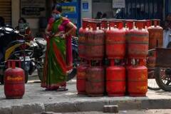 LPG Price Hike: টেবিলে সিলিন্ডার বসিয়ে সাংবাদিক বৈঠক, দেখুন অভিনব প্রতিবাদের মাঝে দেওয়া হল কী বার্তা