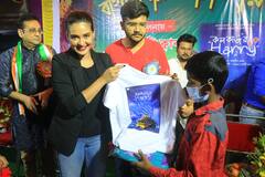 Hasi Khushi Club celebrates Saraswati Pujo with Priyanka Sarkar সরস্বতী পুজোতে পিছিয়ে পড়া শিশুদের পাশে টিম কলকাতার হ্যারি, উপস্থিত প্রিয়াঙ্কা সরকার, অরিন্দম গঙ্গোপাধ্য়ায়