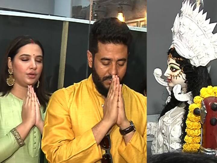 আজ সরস্বতী পুজো। বাগ্দেবীর আরাধনায় গোটা টলিপাড়া। কেউ নিজের বাড়িতেই করলেন পুজোর আয়োজন। কেউ বা আবার অঞ্জলি দিলেন বন্ধুদের বাড়িতে বা অফিসে। এবিপি আনন্দে রইল টলিপাড়ার বিদ্যার দেবীকে আরাধনার কিছু ঝলক।