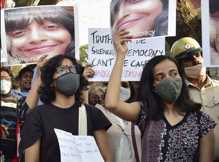 Toolkit Case: Police search for Nikita Jacob and Shantanu after Disha Ravi, non-bailable warrant issued Toolkit Case: ਦਿਸ਼ਾ ਰਵੀ ਤੋਂ ਬਾਅਦ ਹੁਣ ਨਿਕਿਤਾ ਜੈਕਬ ਤੇ ਸ਼ਾਂਤਨੂ ਨਾਂ ਦੇ ਸ਼ਖਸ ਦੀ ਤਲਾਸ਼ 'ਚ ਜੁਟੀ ਪੁਲਿਸ, ਗੈਰ ਜ਼ਮਾਨਤੀ ਵਾਰੰਟ ਜਾਰੀ 