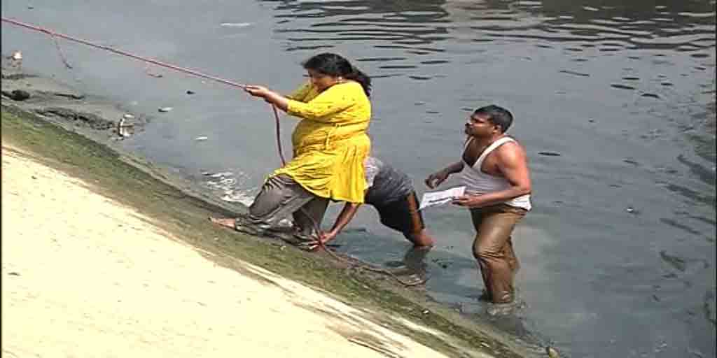 মুখ্যমন্ত্রীর বাড়ির কাছে আদিগঙ্গায় বুক জলে নেমে বিক্ষোভে শিক্ষক ও  শিক্ষামিত্ররা