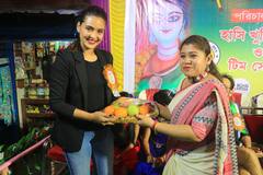 Hasi Khushi Club celebrates Saraswati Pujo with Priyanka Sarkar সরস্বতী পুজোতে পিছিয়ে পড়া শিশুদের পাশে টিম কলকাতার হ্যারি, উপস্থিত প্রিয়াঙ্কা সরকার, অরিন্দম গঙ্গোপাধ্য়ায়