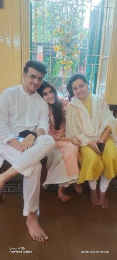 Saraswati Puja Special: সরস্বতী পুজোয় খোশমেজাজে সৌরভ, মেয়েকে আদর ডোনার