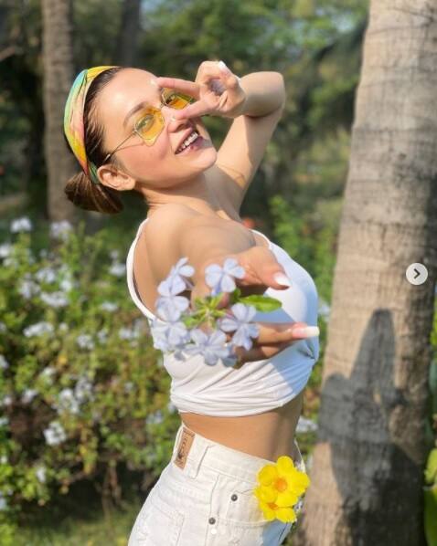 অন্যদিকে ভোটের মুখে ছুটি কাটাতে রাজ্যের বাইরে পাড়ি দিয়েছেন অভিনেত্রী ও তৃণমূল সাংসদ মিমি চক্রবর্তী। তাঁর ডেস্টিনেশনও গোয়া।