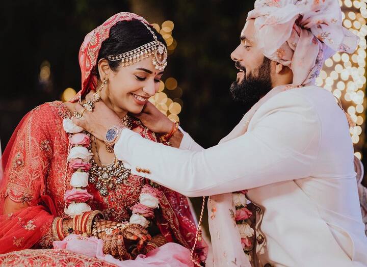 Anjali looked nothing short of a royal princess in her bridal attire. She posted a photo from the varmala ceremony along with the caption, 