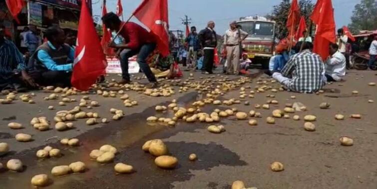 Former CPIM MLA protest with Farmers in Taldangra Bankura Bankura: রাস্তায় আলু ফেলে বিক্ষোভ চাষিদের, তালডাংরায় কৃষকদের নিয়ে আন্দোলনে প্রাক্তন CPIM বিধায়ক