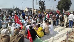 ਪੰਜਾਬ 'ਚ ਥਾਂ-ਥਾਂ ਕਿਸਾਨਾਂ ਨੇ ਮੱਲੀਆਂ ਰੇਲ ਪਟੜੀਆਂ, ਇੰਝ ਰੋਕੀਆਂ ਰੇਲ ਗੱਡੀਆਂ, ਵੇਖੋ ਤਸਵੀਰਾਂ