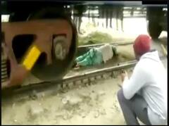 Shocking Viral Video: ਚੱਲਦੀ ਰੇਲ ਗੱਡੀ ਹੇਠ ਫਸੀ ਔਰਤ, ਕਿਵੇਂ ਬਚੀ ਜਾਨ, ਵੇਖੋ ਵੀਡੀਓ