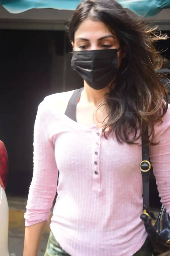 যাবতীয় বিতর্ক দূরে সরিয়ে রেখে ফের কাজে ফিরেছেন অভিনেত্রী রিয়া চক্রবর্তী।