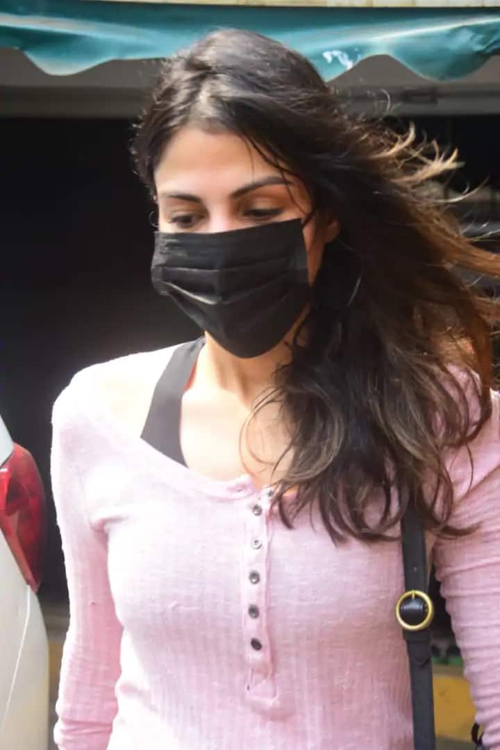 ২০০৯ সালে একটি বিনোদন চ্যানেলের ভিডিও জকি হিসেবে কাজ শুরু করেন রিয়া।