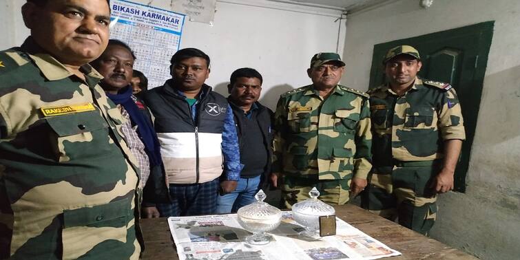 Dakhsin Dinajpur: 2 jars of snake poison found by BSF Jawans going for illegal trade in Bangladesh Snake Poison Trade: পাচারের আগে উদ্ধার ২ জার ভর্তি সাপের বিষ! বাজারমূল্য জানলে চোখ কপালে উঠবে