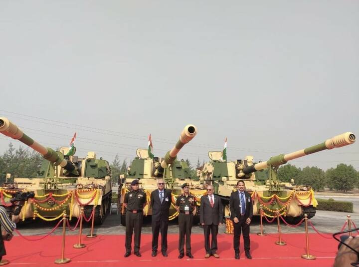 কে-৯ বজ্র হল দক্ষিণ কোরিয়ায় তৈরি কে-৯ থান্ডার হাউইৎজারের দেশীয় সংস্করণ। এই ট্যাঙ্কের কামানের পাল্লা ৩৮ কিলোমিটার। এখানে কোরিয়ার একটি সংস্থার সঙ্গে যৌথ উদ্যোগে এই হাউইৎজার ট্যাঙ্ক তৈরি করেছে লারসেন অ্যান্ড টুবরো।