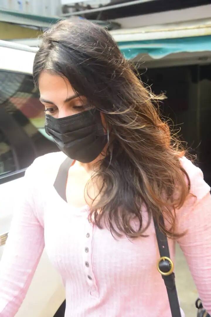 ২০১৩ সালে বলিউডে অভিষেক হয় রিয়ার।