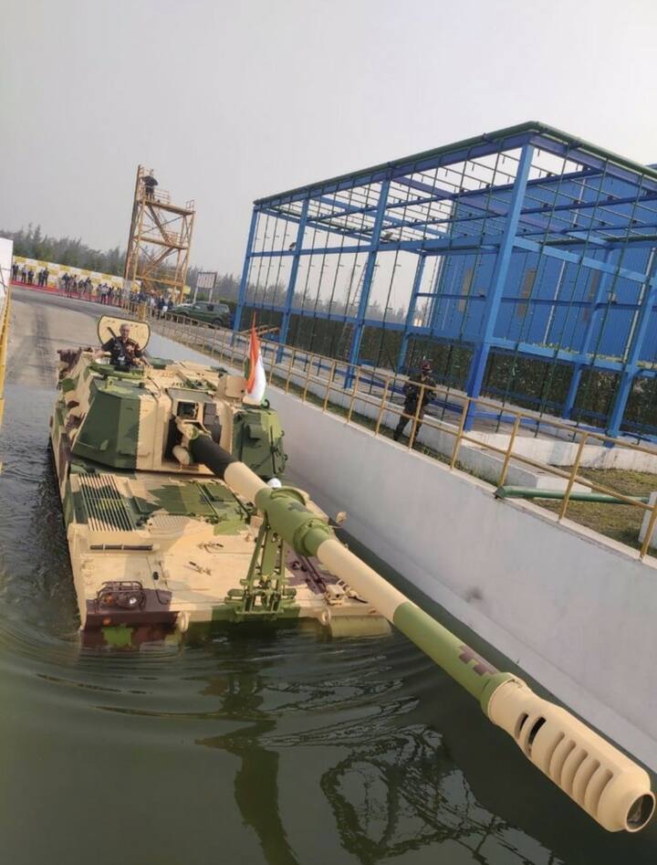 সাধারণত, সেনাবাহিনীতে মেন ব্যাটল ট্যাঙ্কের দায়িত্ব পালন করে টি-৭২ অর্জুন ও টি-৯০ ভীষ্ম। লেহ-লাদাখের মতো অধিক উচ্চতায় ও দুর্গম পার্বত্য অঞ্চলে সেগুলি খুব একটা কার্যকর নয়। অন্যদিকে, বোফর্স এবং এম-৭৭৭ হাউইৎজার কামানগুলিকে এক জায়গায় বসিয়ে চালাতে হয়।
