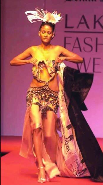 ਕੁਝ ਸਮਾਂ ਪਹਿਲਾਂ ਲੈਕਮੇ ਫੈਸ਼ਨ ਵੀਕ ਦੌਰਾਨ ਇਸ ਮਾਡਲ ਦੀ ਡ੍ਰੈਸ ਦਾ ਹੁਕ ਵਾਕ ਦੌਰਾਨ ਖੁੱਲ੍ਹ ਗਿਆ ਸੀ ਤੇ ਪੂਰੀ ਡ੍ਰੈਸ ਅੱਗੇ ਵੱਲ ਡਿੱਗ ਗਈ ਸੀ। ਮਾਡਲ ਨੇ ਡ੍ਰੈਸ ਹੱਥਾਂ 'ਚ ਫੜ੍ਹ ਕੇ ਪੂਰੀ ਵਾਕ ਕੀਤੀ।