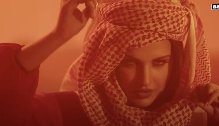 ਦੁਬਈ ਵਿੱਚ ਸ਼ੂਟ ਹੋਏ ਇਸ ਗੀਤ ਵਿੱਚ ਹਿਮਾਂਸ਼ੀ ਖੁਰਾਣਾ ਦਾ ਵੱਖਰਾ ਅੰਦਾਜ਼ ਦਿੱਖ ਰਿਹਾ ਹੈ।