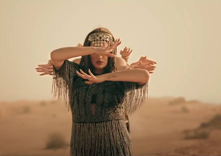 ਹਿਮਾਂਸ਼ੀ ਖੁਰਾਣਾ ਲਗਾਤਾਰ ਆਪਣੇ ਗੀਤਾਂ ਨਾਲ ਦਰਸ਼ਕਾਂ ਦਾ ਮਨੋਰੰਜਨ ਕਰ ਰਹੀ ਹੈ।