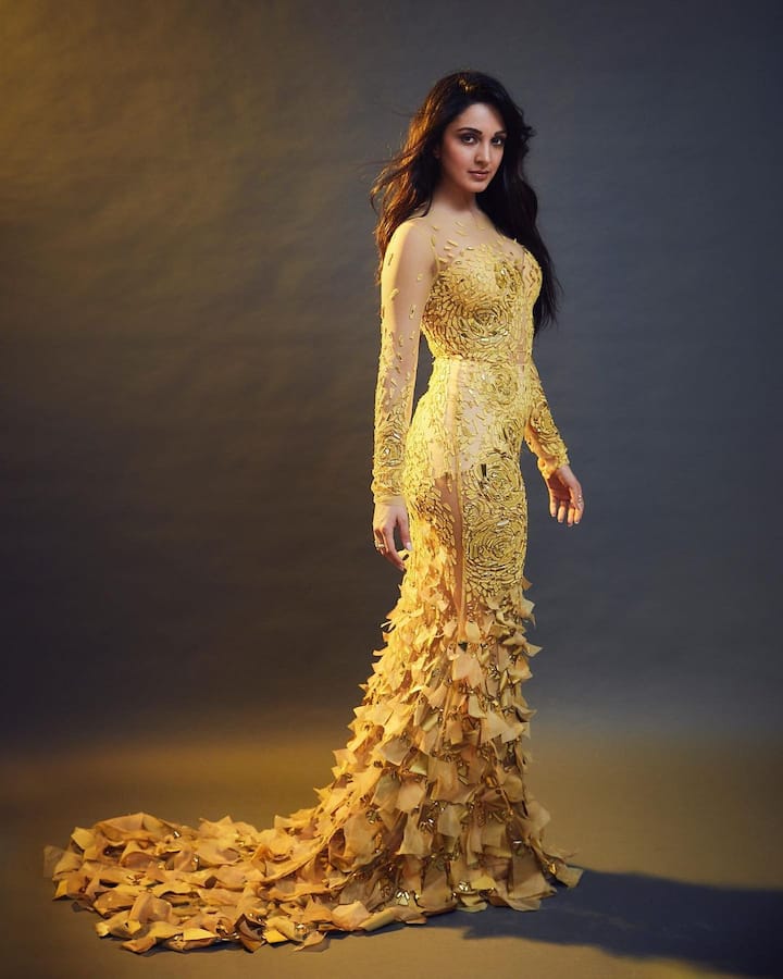 Kiara Advani also made a special appearance in an item song in Karan Johar's movie 'Kalank'.