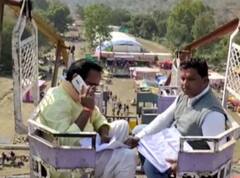 ਡਿਜ਼ੀਟਲ ਇੰਡੀਆ ਦਾ ਸੱਚ! ਮੋਬਾਈਲ ਨੈੱਟਵਰਕ ਨਾ ਮਿਲਿਆ, ਤਾਂ ਝੂਲੇ ’ਤੇ ਜਾ ਚੜ੍ਹੇ ਬੀਜੇਪੀ ਦੇ ਮੰਤਰੀ, ਉੱਥੋਂ ਹੀ ਕਰ ਰਹੇ ਅਧਿਕਾਰੀਆਂ ਨੂੰ ਫ਼ੋਨ