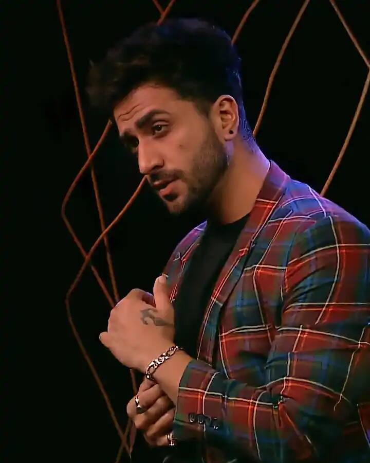 অলি গোনি এই শো-তে ওয়াইল্ড কার্ড প্রতিযোগী হিসেবে বিগ বসের ঘরে এসেছিলেন। ধীরে ধীরে তিনি বিগ বস ১৪-র অন্যতম প্রবল প্রতিদ্বন্দ্বী হয়ে উঠেছেন। পেশায় অভিনেতা গোনি ইয়ে হ্যায় মহম্মতেঁ-র মতো সিরিয়ালে অভিনয় করেছেন। ছবি সৌজন্যে -@alygoni/Instagram