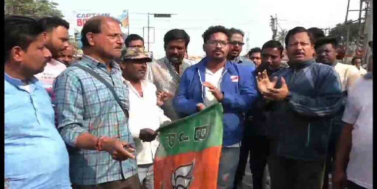 West Bengal Election 2021:  BJP Parivartan Yatra banner tearing and flex colored with ink, accused TMC in Barrackpore WB Election 2021: ব্যানার ছিঁড়ে ফ্লেক্সে কালি দেওয়ার অভিযোগ,  রাস্তা অবরোধ গেরুয়া শিবিরের
