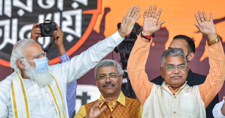 PM Modi is in West Bengal to inaugurate the extension of the Metro Railway from Noapara to Dakshineswar. He will also flag off 1st service easing out access to Kali Temples at Kalighat and Dakshineshwar (Image Courtesy: PTI)