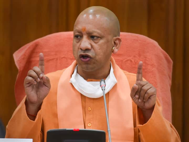 CM Yogi Announces Rs 2000 Annual Grant For Mobile Phone Recharge To UP Police RTS CM Yogi Announces Rs 2000 Annual Grant For Mobile Phone Recharge To UP Police